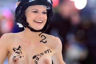 "Ganz ohne Training": Nacktrodeln mit der "Dschungelkönigin" -