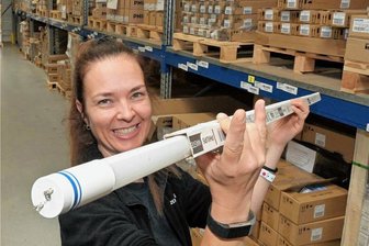 Ganz schön helle: Großhändler Lichtzentrale baut Reinsdorfer Standort aus - Kommissioniererin Susanne Faisst zeigt im Zentrallager der Lichtzentrale in Reinsdorf ein beliebtes Produkt: eine LED-Leuchtstoffröhre.