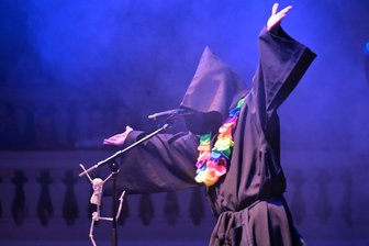 Ganz schön makaber: Kabarettist „Der Tod“ verschont die Zwickauer kein bisschen - „DerTod“ begrüßt in der „Neuen Welt“ zahlreiche potenzielle Kunden.