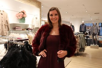 Ganz schön mutig: Wie zwei Freizeit-Models bei der Zwickauer Fashion Night den Catwalk erobern - Von Anfang an als Model bei der Mercedes Fashion Night dabei: Sophie Trommer (29) in einem burgunderfarbenen Outfit von Kress-Mode Zwickau.