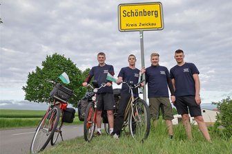 Ganz schön sportlich! Schönberger aus Westsachsen strampeln auf DDR-Fahrrädern nach Schönberg in Bayern - Sie legen rund 480 Kilometer mit dem Rad zurück: Tim Müller, Gustav Kern, Dominik Müller und Julius Graichen (von links nach rechts).