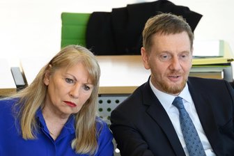 „Ganz übel“: Was Sachsens Grünen-Fraktionschefin Schubert SPD-Sozialministerin Köpping vorwirft - Beim Landeshaushalt auf Unterstützung aus der Opposition angewiesen: Sozialministerin und Vize-Ministerpräsidentin Petra Köpping (SPD) neben Ministerpräsident Michael Kretschmer Anfang April im Landtag.