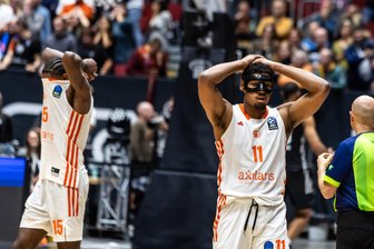 Ganz viel Durchschnitt reicht nicht, um die Lions zu besiegen: Die Einzelkritik zur Niederlage der Niners Chemnitz gegen London - Das war bitter: Ty Brewer (links) und Kostja Mushidi nach der Niederlage gegen die London Lions.