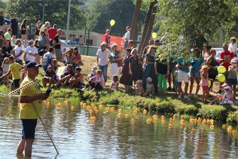 Ganz Weischlitz in Feierlaune: So fröhlich ging die Festwoche zum Dorfgeburtstag zu Ende - Welch ein Spektakel bei 750 Enten auf der Weißen Elster. Jens Ebert (links) ist einer der Entenschubser.