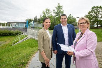Ganzjahres-Tourismus an der Talsperre Pöhl: Das Vogtland will mit geplantem Erlebniszentrum überregional glänzen - Staatsministerin Barbara Klepsch (CDU), Landrat Thomas Hennig (CDU) und die Geschäftsführerin des Zweckverbandes Talsperre Pöhl, Elisabeth Blüml-Fuchs, wollen die Pöhl zum ganzjährigen Touristenmagnet machen.