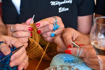 „Gar nicht so altbacken“: Warum in einem Chemnitzer Kino die Strick- und Häkelnadeln klappern - Schon eine Stunde vor Filmbeginn verwandelt sich das Kino-Foyer im CineStar in eine Handarbeitsstube. Hier arbeiten die „Mützenladys“ an Mützen und Decken für einen guten Zweck.
