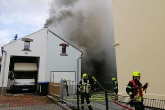 Garage geht in Flammen auf - Nachbarn in Sicherheit gebracht -