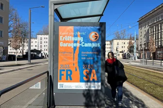 Garagen-Campus in Chemnitz: Nach der Eröffnung wird es wieder ruhig - An Haltestellen, wie hier an der Reitbahnstraße, wirbt die CVAG für die Eröffnung des Garagen-Campus.
