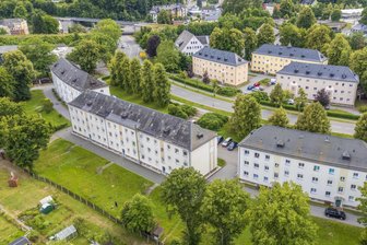 Garagen-Debatte geht weiter: Abrisspläne und Neubau ärgern Eigentümer in Schwarzenberg - Diese sechs Häuser an der B 101 bilden das Wohngebiet „Weißer Hirsch“ in Schwarzenberg.