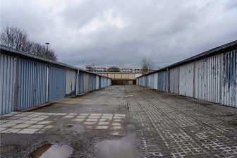 Garagen-Neuregelung in Auerbach: BI setzt auf OB-Kandidat - Die Stadt hat mit der Dokumentation der Garagen begonnen, hier der Komplex im Neubaugebiet "Am Feldschlößchen".