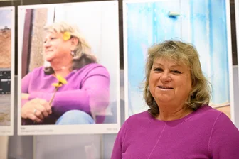 Garagen-Projekt der Kulturhauptstadt: Wie eine Foto-Schnitzeljagd die Augen öffnen soll - Iris Schürer vor der Fotografie, auf der sie vor ihrer Garage in Chemnitz zu sehen ist. Das Bild gehört zu einem Fotoprojekt der Kulturhauptstadt und hängt jetzt in der Galerie Roter Turm in Chemnitz.