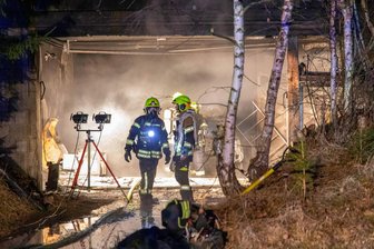 Garagenbrand im Erzgebirge: Eine Verletzte muss ins Krankenhaus - Eine Garage samt Pkw wurden bei einem Brand in Königswalde vollständig zerstört.