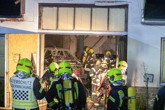 Garagenbrand in Crottendorf - Polizei geht von Brandstiftung aus - Bei einem Garagenbrand in der Scheibenberger Straße in Crottendorf ist ein 38-Jähriger am Samstagabend verletzt worden.