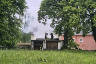 Garagenbrand in Freiberg: Feuerwehr rückt mit Atemschutz aus - Zwei brennende Garagen mussten am Montagmorgen in der Teichgasse in Freiberg gelöscht werden. Zur Ursache gibt es noch keine Erklärung.
