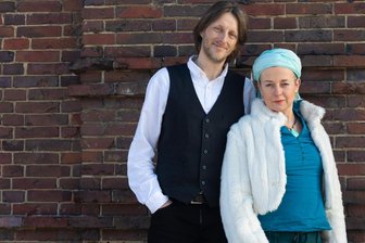 Garagencampus: Mini-Festival in Chemnitz mit Wellen, Nymphen und zerlegten Waschmaschinen - Die Künstler Patrik Lumma und Cassandra Schwermer sind im Garagencampus zu erleben.
