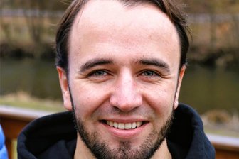 Garagenkomplex an der Bahnhofsiedlung in Falkenau: Kaufpreisangebot sorgt für Debatte - Alexander Peuckert gehört zu den Pächtern, die das Grundstück des Garagenhofes in Flöha-Falkenau erwerben wollen.