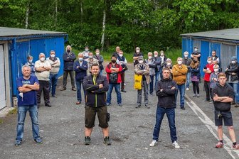 Garagennutzer gründen Bürgerinitiative - Am Sonntag haben Nutzer von Garagen auf Auerbacher Grund die gleichnamige Bürgerinitiative gegründet. Im Vordergrund der Sprecherrat der BI (von links): Vorsitzender Klaus Huster, Marcus Heckel, Co-Vorsitzender Toni Dietel sowie Benjamin Scheunemann. Foto: David Rötzschke