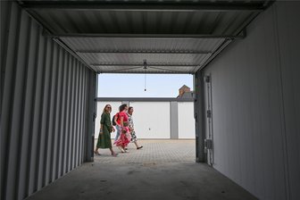 Garagenpark in Gablenz eröffnet: Das müssen potenzielle Mieter wissen - Blick aus einer der neuen Garagen. Hersteller „Future Construct“ hat sich auf den Bau von Garagen spezialisiert.