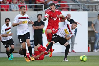 Garbuschewski rettet Zwickau einen Zähler - Die Zwickauer Offensive um Neuzugang Dimitrios Ferfelis konnte sich lange nicht gegen die Erfurter - hier Berkay Dabanli, Schütze des 0:1, und Carsten Kammlott - durchsetzen.