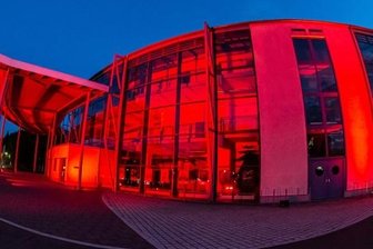 Garderobenerlöse eines Abends werden gespendet - Torsten Sträter gastiert am 16. März in der Stadthalle. 