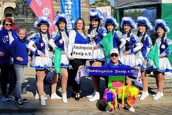 Gardetanz: Auch die Mittelsachsen helfen beim Weltrekord - Der Faschingsclub Penig trug am Sonntag vor der Semperoper in Dresden auch einen Teil zum Weltrekord im Gardetanz bei. 