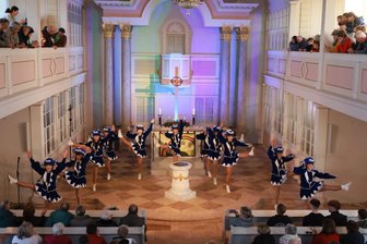 Gardetanz in der Kirche: Narren feiern zu Orgelmusik in Grünlichtenberg - Der Kriebethaler Faschingsclub tanzte in der Kirche in Grünlichtenberg.