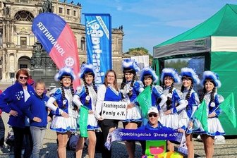 Gardetanz: Mittelsachsen helfen beim Weltrekord - Der Faschingsclub Penig trug vor der Semperoper in Dresden auch einen Teil zum Weltrekord im Gardetanz bei. 