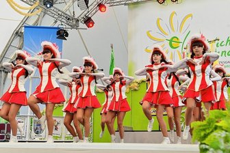 Gardetanz vor der Semperoper: Karnevalsvereine wollen den Weltrekord - Die Funkengarde des Frankenberger Carnevalsvereins ist am Sonntag dabei. Große Auftritte vor Publikum kennen die Tänzerinnen, wie hier auf der Landesgartenschau in Frankenberg vor drei Jahren. Danach hatten die Karnevalisten in der Coronazeit nicht mehr viel zu feiern. 