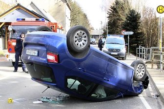Garnsdorf: Skoda überschlägt sich - Fahrerin schwer verletzt - 