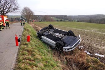 Garnsdorf: VW landet in Graben - 