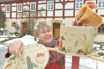 Garten als Rettungsinsel: Winterfütterung in Freiberg und ganz Mittelsachsen zwischen Hilfe und Risiko - Carolin Lötzsch aus Niederschöna ist zertifizierte Waldpädagogin. Sie hat auf ihrem Hof viele Futter- und Nistmöglichkeiten für einheimische Wildvögel angebracht.