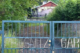 Gartenanlage Prießnitz in Mylau soll abgerissen und eingeebnet werden - Das verschlossene Eingangstor zur einstigen Gartenanlage Prießnitz in Mylau.