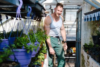 „Gartenarbeit ist das bessere Fitnesstraining“: Wie wird man der glücklichste Gärtner der Welt? - Zwischen Hyrox und Heuchera: Viktor Pause liebt Fitness - und Gartenarbeit.