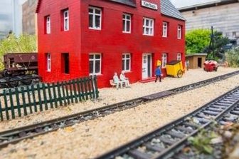Gartenbahn fährt auf 100 Meter Schienen - Der 17-jährige Daniel Weigang (oben) aus Weißbach hat zusammen mit seiner Familie über mehrere Jahre eine eigene Gartenbahn gebaut. 