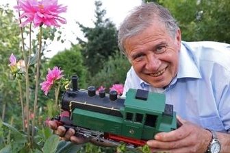 Gartenbahn rollt zwischen Dahlien - Frank Hofmann mit seiner Gartenbahn. 