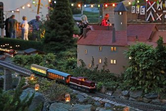 Gartenbahnen rollen im Dämmerlicht -