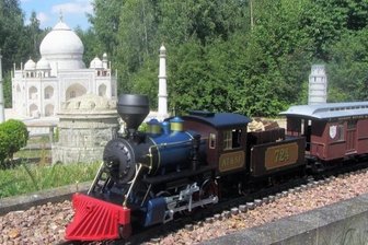 Gartenbahnen rollen um die Welt - Eine Gartenbahn fährt bei einem früheren Treffen in der Lichtensteiner Miniwelt am Modell des indischen Taj Mahal vorbei.