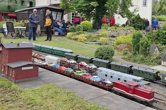 Gartenbahner lassen Züge am Werdauer Museum rollen – und haben noch Pläne - Die Bahnen fahren regelmäßig durch den Garten des Werdauer Museums.
