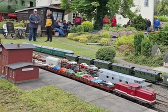 Gartenbahner lassen Züge am Werdauer Museum rollen – und haben noch Pläne - Die Bahnen fahren regelmäßig durch den Garten des Werdauer Museums.