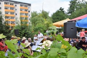 Gartenfest im Neubaugebiet West - Unter Leitung von Sebastian Zippel musizierten die Original Hirschsteiner Musikanten am Sonntag auf ihrem Vereinsgelände. Kein Platz blieb frei.