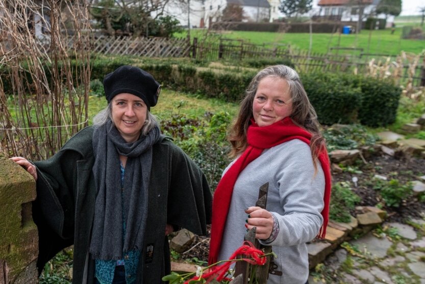 Gartenfreunde werden am Museum aktiv - Antje Krahnstöver (l.) und Katja Petersen gehören zu einer Gruppe, die einen Garten auf dem Schwarzbacher Museumsareal beleben will. 