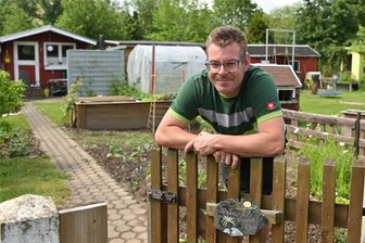 Gartenglück in Rochlitz: Warum junge Leute ran an die Parzellen wollen - Kleingärtner im Gartenverein „Am Klinkborn“ in Rochlitz: Andy Thorand hat mit seiner Familie einen Garten gepachtet. Neben Beeten gibt es auch Spielmöglichkeiten.