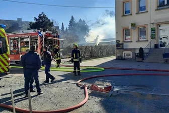 Gartenhäuschen mit Sauna sowie Pergola in Mulda abgebrannt - 45 Brandschützer aus Helbigsdorf, Muldas und Zethau waren am Sonntagvormittag im Einsatz, weil ein Gartenhäuschen mit privat genutzter Sauna und ein Schauer brannten.