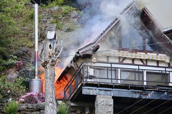 Gartenhaus brennt im Erzgebirge: Feuerwehr verhindert Schlimmeres - Das Gartenhaus stand lichterloh in Flammen. Foto: Niko Mutschmann