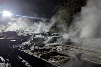 Gartenhaus brennt in Netzschkau ab: „Das war eine ganz schön große Materialschlacht“ - Von der alten Laube in Netzschkau bleibt nichts übrig. Der Schaden ist niedrig, der Aufwand für die Wehr hoch.