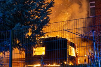 Gartenhaus im Erzgebirge geht in Flammen auf: Polizei äußert sich zur Brandursache - Am Wochenende ist ein Gartenhaus in Aue komplett abgebrannt.