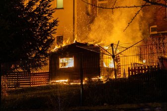 Gartenhaus im Erzgebirge komplett ausgebrannt – Polizei ermittelt wegen Brandstiftung - Als die Feuerwehr eintraf, stand das Gartenhau komplett in Flammen.