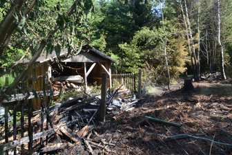 Gartenhaus vernichtet - Feuerwehr verhindert Waldbrand im Vogtland - Die Feuerwehren mussten zu einem Gartenhausbrand in Ellefeld ausrücken.