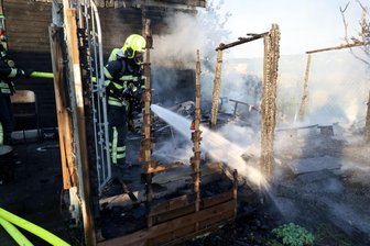Gartenlaube bei Brand in Chemnitz vollständig zerstört - Die Feuerwehr löschte den Brand, die Laube wurde dennoch komplett zerstört.
