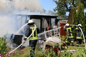 Gartenlaube brennt in Mühltroff ab - Sechs Hasen tot - In Mühltroff ist am Montagnachmittag eine Gartenlaube abgebrannt. 
